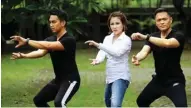  ?? RIANA SETIAWAN/JAWA POS ?? RISET 8 TAHUN: Dika ADA Band (kanan) bersama Naga (kiri) dan Jennifer yang juga trainer menunjukka­n gerakan fase awal yogamarta.