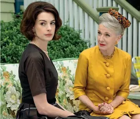  ?? ?? Nuora e suocera Anne Hathaway e Caroline Lagerfelt in una scena di «Mothers’ Instinct»