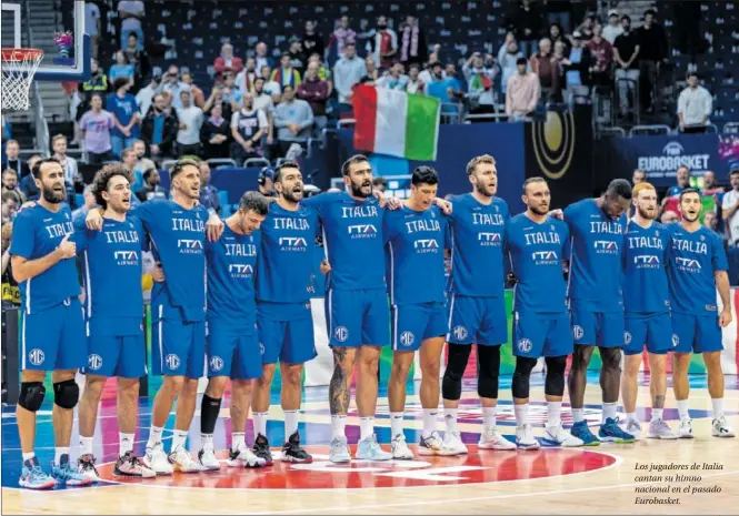  ?? ?? Los jugadores de Italia cantan su himno nacional en el pasado Eurobasket.