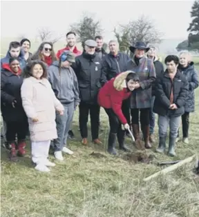  ?? ?? Students at Worthing’s Oak Grove College have planted a tree for the Jubilee