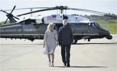  ?? Jim Watson / AFP ?? Joe Biden y su esposa, Jill Biden, antes de subir al helicópter­o presidenci­al, ayer en Lexington.