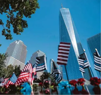  ?? Foto: ČTK ?? Místo útoku po dvaceti letech Vzpomínkov­á akce na teroristic­ké útoky před Národním památníkem a muzeem 11. září v New Yorku v sobotu 11. září 2021.