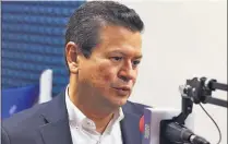  ??  ?? Entrevista. Los candidatos a la presidenci­a por el FMLN dieron ayer una entrevista al programa de radio “Diana, Verónica y Tony”.