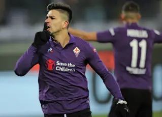  ??  ?? Il gesto di stizza rivolto alla Fiesole di Giovanni Simeone dopo la rete del 2-1 L’argentino ha realizzato ieri il suo quarto gol in 16 gare A destra l’allenatore viola Stefano Pioli