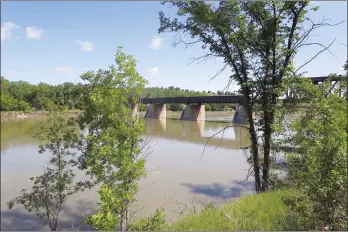  ?? NEWS PHOTO GILLIAN SLADE ?? Tranquil waters in the South Saskatchew­an River on Wednesday in Medicine Hat. June is traditiona­lly the time of year when there could be flooding, although the water level in the river is currently lower than it was in mid-April.