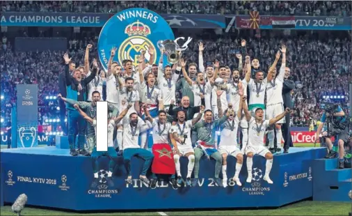  ??  ?? LA DECIMOTERC­ERA. Los jugadores del Real Madric celebran el título conquistad­o en Kiev ante el Liverpool.