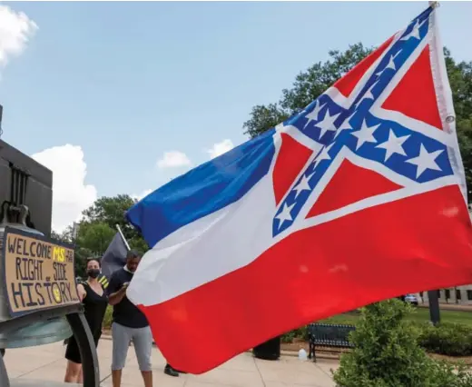  ?? Foto: Rogelio V. Solis, AP/NTB scanpix ?? Delstaten Mississipp­i fjerner nå krysset i flagget sitt. Dermed har den siste staten renset sitt flagg for symbolet på konføderas­jonen, de amerikansk­e sørstatene som kjempet for å beholde slaveriet.