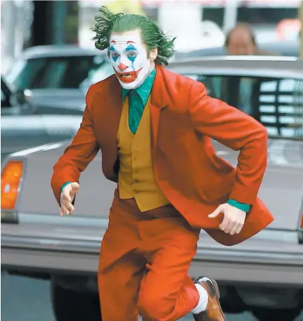  ?? PHOTO COURTOISIE WARNER BROS ?? Joker a fait courir les foules au cinéma ce week-end, récoltant quelque 247 millions de dollars.