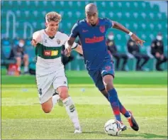  ??  ?? Kondogbia conduce el balón en el partido ante el Elche.