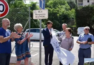  ??  ?? La plaque a été dévoilée en présence des élus et des membres de la famille de Marguerite Raineri, parmi lesquels « Nani » Roudière, sa petite-fille à droite).