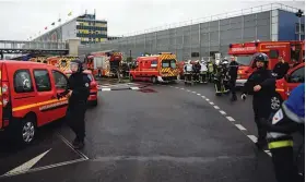  ?? CHRISTOPHE SIMON|AFP ?? Pai do homem morto ao tentar desarmar militar no aeroporto de Orly culpa más companhias