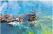  ?? FOTO: SRI LANKA AIR FORCE MEDIA/XINHUA/DPA ?? Grüne Verfärbung­en machen sich rund um das sinkende Frachtschi­ff „X-Press Pearl“breit, das vor dem Hafen von Colombo in Brand geraten war.