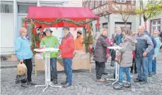  ?? SZ-FOTO: EIS ?? Gesellig ging es zu am Stand des DRK beim Kathreinen­markt.