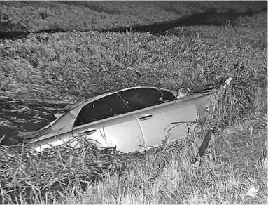  ??  ?? Deze auto heeft zondagocht­end een boom geramd aan de Magentakan­aalweg. Daarna kwam het voertuig in het kanaal terecht. (Action-foto: Shaylendra Jarbandhan)