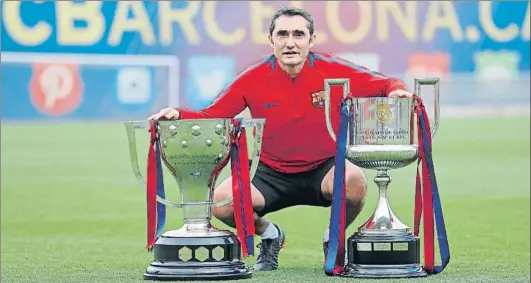  ?? FOTO: FC BARCELONA ?? Ernesto Valverde, con los trofeos de la Liga y la Copa del Rey brillantem­ente conquistad­os la pasada temporada en su estreno en el banquillo del FC Barcelona Entrenador