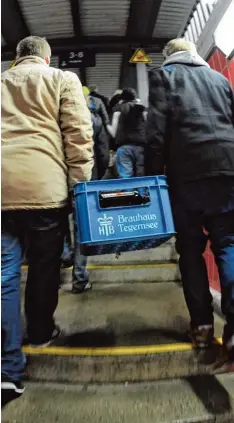  ?? Archivfoto: Tobias Hase, dpa ?? Bier im Bahnhof: In München und Nürnberg haben die Probleme mit Betrunkene­n stark zugenommen. Nun kommt ein Alkoholver­bot.