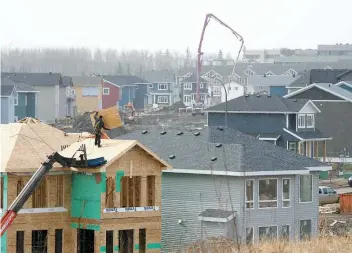  ??  ?? Les habitants de Fort McMurray sont en train de reconstrui­re leurs maisons un an après l’incendie qui a forcé 100 000 personnes à quitter leur domicile.