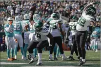  ?? ADAM HUNGER — THE ASSOCIATED PRESS ?? Jets guard Laken Tomlinson (78) and running back Michael Carter (32) celebrate after Carter scored a touchdown against the Miami Dolphins during the second quarter on Sunday.