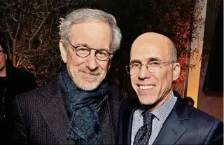  ?? TOMADO DE VARIETY.COM ?? ► El CEO de la plataforma de streaming Quibi, Jeffrey Katzenberg (d), buscó al afamado director de cine Steven Spielberg para producir esta nueva serie de terror que solo se verá en la noche.