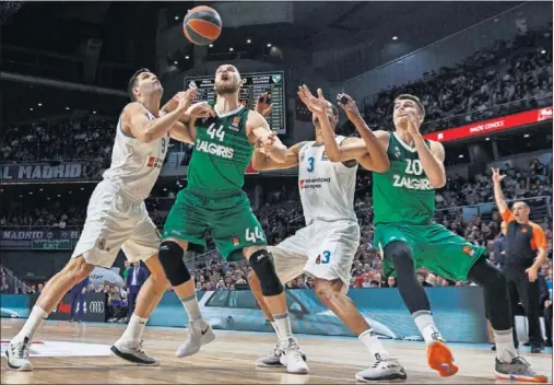  ??  ?? CAPITÁN. Felipe Reyes y Anthony Randolph pelean con Antanas Kavaliausk­as y Gytis Masiulis por un balón en el partido de ayer.