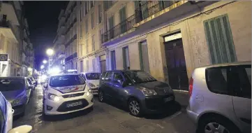  ?? (Photo Patrick Blanchard) ?? Hier soir à Toulon, la police était de retour dans l’immeuble du suspect dans le cadre d’une banale interventi­on sans lien avec l’affaire de l’attaque de Marseille.