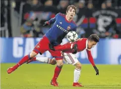  ?? // EFE ?? Mario Fernandes, peleando el balón con el benfiquist­a Cervi