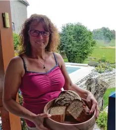  ?? Foto: Steffi Brand ?? Brot zukaufen, obwohl auf ihrem Feld Brotgetrei­de angebaut wird, das macht Judith Hausmann seit Jahren nicht mehr. Vielmehr schürt sie jeden Freitag ihren Südtiroler Holzofen an.