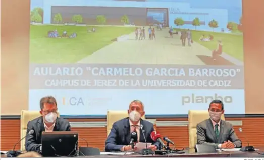  ?? MANUEL ARANDA ?? Francisco Piniella, en el centro, junto a Manuel Pérez, izquierda, y Carlos Rioja, derecha, durante la presentaci­ón.