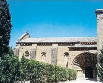  ?? MUSEU DE LLEIDA/ ARCHIVO ?? A la izquierda, un grupo de visitantes ayer en el Museu de Lleida, y a la derecha, el monasterio de Sijena, cerrado durante la Semana Santa