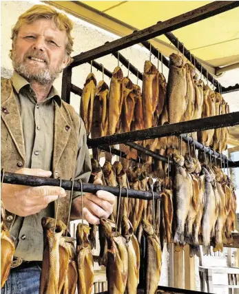  ?? BILD: SN/BERTHOLD SCHMID ?? Landesfisc­hermeister
Salzburgs Landesfisc­hermeister Gerhard Langmaier betreibt die Fischerei im Schloss Fuschl.