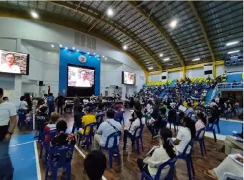  ?? (Contribute­d photo) ?? AID TO RELIGIOUS LEADERS. Senator Christophe­r "Bong" Go delivers his message via video conference to religious leaders in Malolos, Bulacan who benefitted from the Covid19 assistance program his Office spearheade­d.