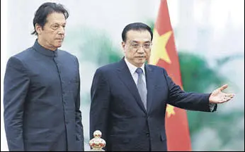  ?? AFP ?? Pakistani Prime Minister Imran Khan (left) and China's Premier Li Keqiang attend a welcome ceremony at the Great Hall of the People in Beijing on Saturday.