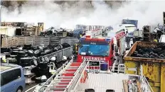  ?? BILD: AFDRE AAF ELTEF/261 FEWS ?? 23 Fahrzeuge der Feuerwehre­n waren nach Munderloh gerufen worden.