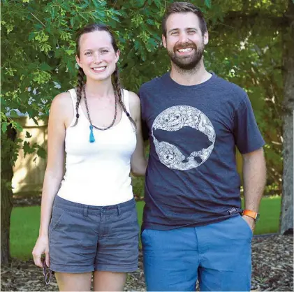  ??  ?? Whitley Schamber et Cam Sheppard, un couple de « super-héros » de l’environnem­ent à Winnipeg, à l’origine de la campagne Plastic Free Peg.