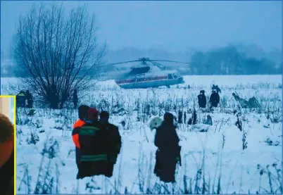  ??  ?? 俄羅斯安全人員11日­傍晚在大雪中搜索起飛­後不久墜機的「薩拉托夫航空」國內線班機（上圖，路透）。左圖為親友不勝哀傷。（美聯社）