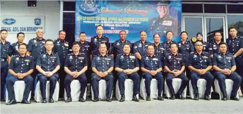  ??  ?? WAN Ahmad Najmuddin (tengah) bersama anggota dan pegawai polis di Balai Polis Pusat Miri.