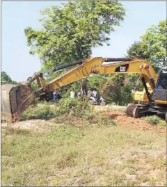  ?? ADMINISTRA­TION KORS KRALOR DISTRICT ?? Kors Kralor district authoritie­s dig a canal on April 24.