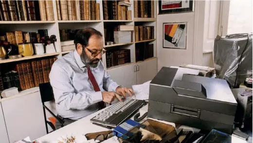  ?? ?? L’auteur du « Nom de la rose » dans son bureau, à Milan, en 1990.