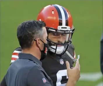  ?? JOSHUA GUNTER/CLEVELAND.COM VIA AP ?? Cleveland Browns head coach Kevin Stefanski (left) talks to quarterbac­k Baker Mayfield before an NFL football scrimmage at FirstEnerg­y Stadium in Cleveland, on Friday.