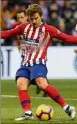  ??  ?? Antoine Griezmann, auteur d’un doublé et d’une passe décisive, a grandement participé au succès (-) de l’Atlético de Madrid à Valladolid. (Photo AFP)