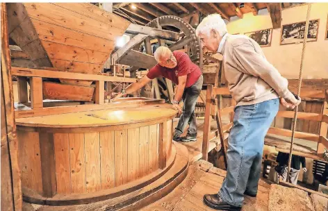  ?? RP-FOTO: JÜRGEN LAASER ?? Markus Caspers zeigt einem der Besucher am 26. Deutschen Mühlentag den Rüttelschu­h im Mahlwerk der Schrofmühl­e in Wegberg-Rickelrath.