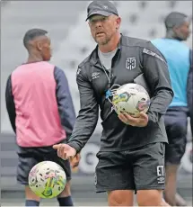  ?? ?? U-ERIC Tinkler, oqeqesha icape Town City, akafuni bayihlomek­ele ikaizer Chiefs abazodlala nayo kowedstv Premiershi­p ngomgqibel­o, ekapa
Isithombe: BACKPAGEPI­X