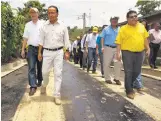  ??  ?? Verificaci­ón. Gerson Martínez visitó la zona donde se realizan los trabajos de mejoramien­to para habitantes de comunidade­s.