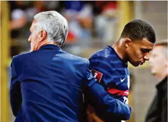  ??  ?? RECLAMOS. El PSG no está contento de que Kylian Mbappé volviera de la concentrac­ión francesa con una molestia en la pierna, y no piensa cederlo para las próximas eliminator­ias. También Ronaldo regresó de Portugal para integrarse al United.