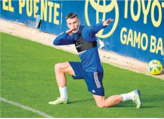  ?? CÁDIZ CF ?? Salvi emula a otros jugadores celebrando un gol en un entrenamie­nto en El Rosal.