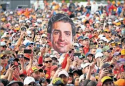  ?? ?? El público de Melbourne sostiene una imagen de la cara de Sainz.