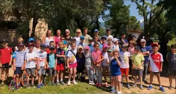  ?? DR ?? Les jeunes joueurs de l’école de tennis du TC Grasse à La Paoute.