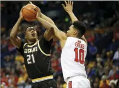  ?? JEFF ROBERSON - THE ASSOCIATED PRESS ?? Wichita State’s Darral Willis Jr. (21) shoots as Illinois State’s Phil Fayne defends during the second half of an NCAA college basketball game in the championsh­ip of the Missouri Valley Conference men’s tournament Sunday.