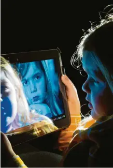  ?? Foto: Boris Roessler, dpa ?? Überall Bildschirm­e: Eltern sollten Kinder die Digitalwel­t nicht „alleine erobern las‰ sen“, sagt Daniela Ludwig.