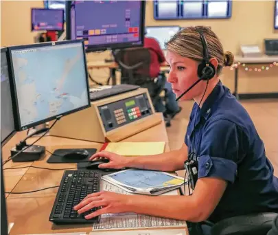  ?? Leslie Plaza Johnson photos ?? Petty Officer 3rd Class Joyce White learns the intricacie­s of communicat­ing with vessels in the Houston Ship Channel.